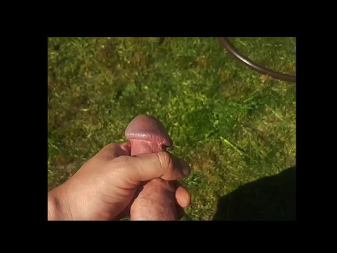 ❤️ O bunăciune fierbinte își face sex cu păsărica roz și ejaculează cu un squirt într-o grădină de vară ❤❌  at ro.porno-flix.ru ❌❤